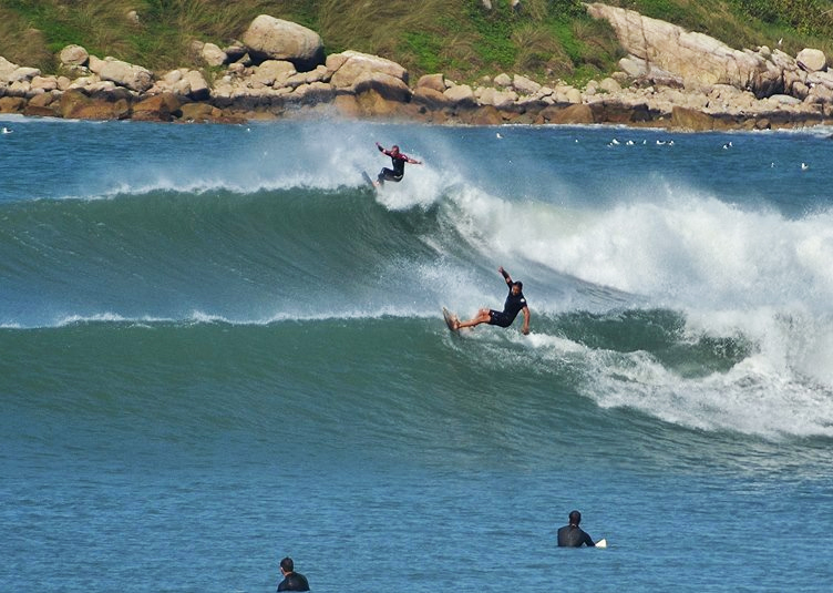 Entre as melhores praias para surfar SC